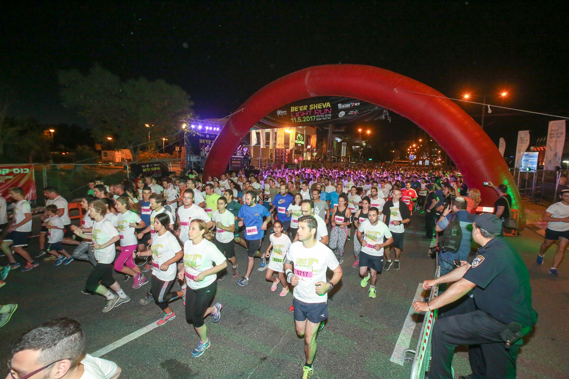 הפנינג ספורטיבי ססגוני במרוץ הלילה LIGHT RUN איקאה באר שבע